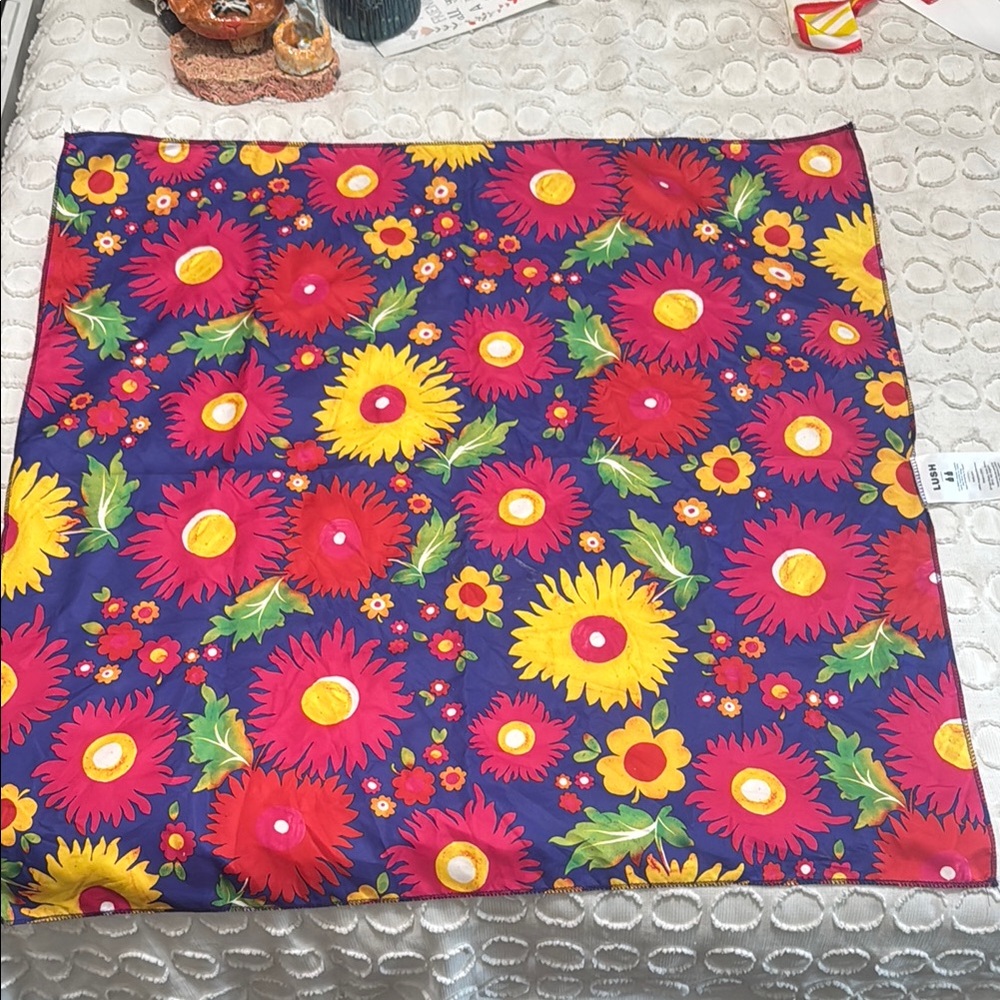 Lush Floral Patterned Scarf with Vibrant Colors